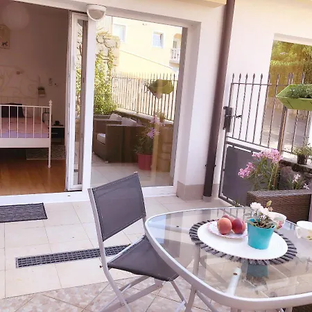 Dora Apartment *